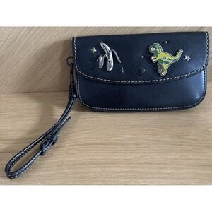 COACH REXY & BANANA PEWTER/BLACK GLOVETANNED LEATHER WRISTLET 58816